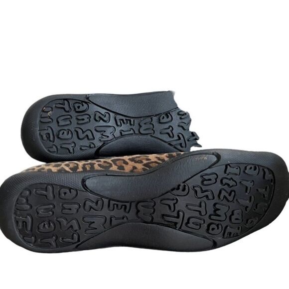 Stuart Weitzman cheetah print suede walking shoes size 8.5N - Picture 6 of 7